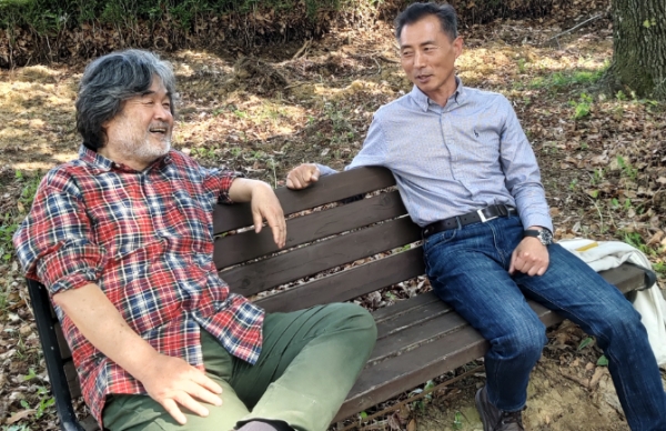 최재목 교수(오른쪽)과 박홍규 교수가 영남대 캠퍼스 벤치에서 이야기를 나누고 있다.