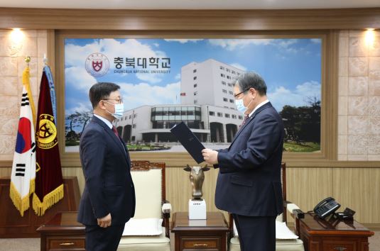 김수갑 총장(우)이 이재은 대외협력본부장(좌)에게 임명장을 수여하고 있다.