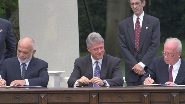 (왼쪽부터) 이츠하크 라빈 이스라엘 총리, 빌 클린턴 미국 대통령, 후세인 1세 요르단 국왕. 사진=위키피디아