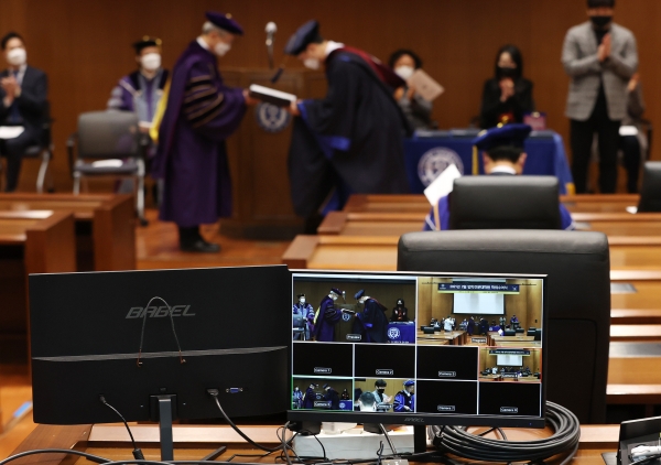 지난달 22일 오후 서울 서대문구 연세대학교에서 2021년 법학전문대학원 학위수여식이 열리고 있다. 이날 행사에는 졸업생 대표 일부와 내빈만 참석한 채 온라인 생중계로 진행됐다. 사진=연합