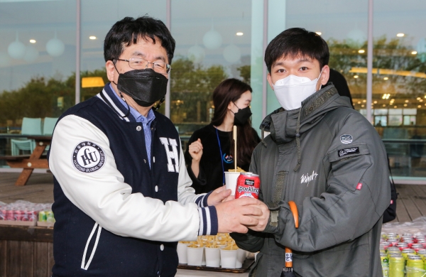 장순흥 총장이 학생에게 야식을 나눠주며 격려하고 있다.