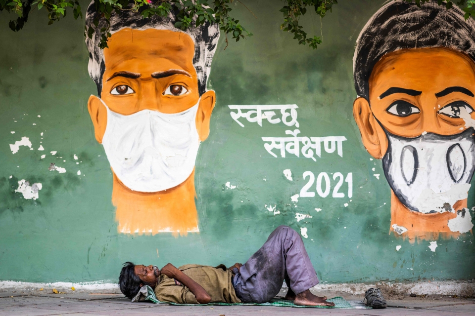 지난 5월 11일 인도 뉴델리의 벽화 아래서 휴식 중인 남성. 사진=AFP/연합