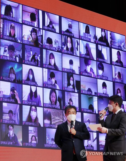 올해 2월 동국대는 줌(Zoom)을 통해 온라인 입학식을 개최했다. 사진은 윤성이 총장(왼쪽). 사진=연합
