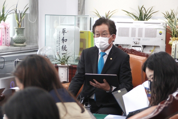 지난 5월 20일 국회 교육위원장실에서 기자간담회를 주관하고 있는 유기홍 위원장. 사진=유기홍 의원실