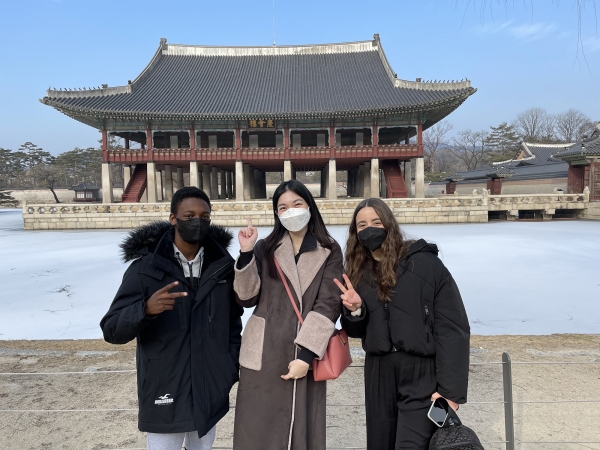 숙명여대 버디 학생과 미네르바대학 학생들이 서울 종로구에 있는 경복궁에 방문하여 한국 문화체험을 했다.