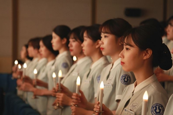 청주대학교 간호학과 졸업예정자 89명이 한국보건의료인국가시험원에서 실시한 제62회 간호사 국가시험에 응시해 전원 합격했다. 사진은 간호학과 학생들이 나이팅게일 선서식을 하고 있는 모습.