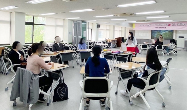목원대 대학일자리플러스본부 강의실에서 학생들이 ‘면접 이미지 메이킹 프로그램’에 참여하고 있다.