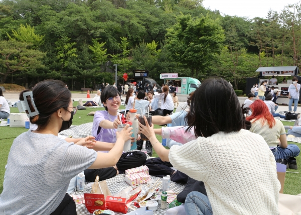 19일 성신여대 학생들이 미아운정그린캠퍼스 야외광장에서 운캠축제를 즐기고 있다.