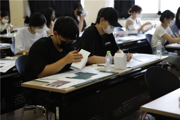 지난 8월 4일 세종대 ‘2022년 전공탐색의 날’ 행사에 참가한 고교생들이 디자인이노베이션전공의 패키지디자인 실습을 하고 있다.