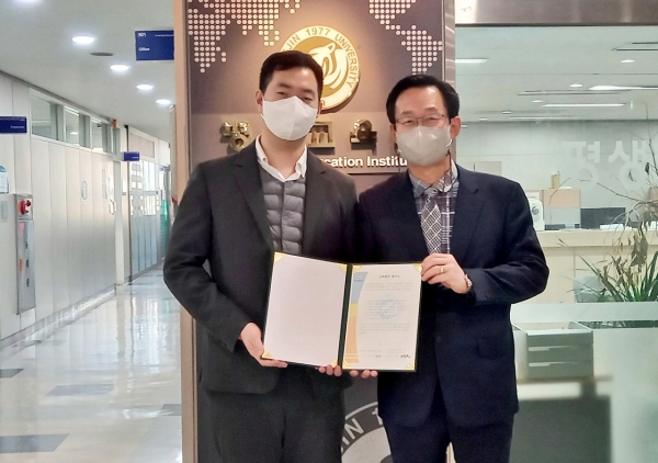최강민 ㈜해달프로그래밍 대표(왼쪽)와 박재홍 영진전문대 평생교육원장이 최근 산학협약을 체결하고 포즈를 취한 모습.