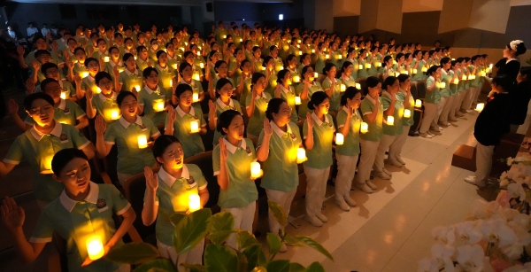 촛불을 밝힌 예비간호사 학생들이 선서하는 모습