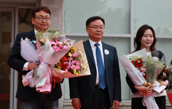 김성복 교수(제일 왼쪽)가 26일, 창원특례시 주최로 창원시립마산문신미술관에서 개최된 '제22회 문신미술상' 시상식에서 본상을 수상했다.