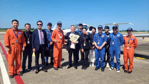 김윤배 총장(사진 가운데)이 비행교육원 교관들과 기념촬영을 하고 있는 모습.