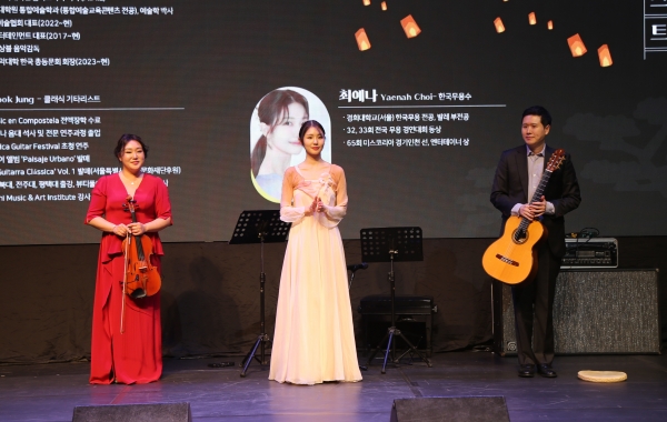 2부 환영행사에서 신입생들을 위한 축하공연을 진행했다.(왼쪽부터) 비올리스트 김남중, 한국무용수 최예나, 클래식 기타리스트 정욱