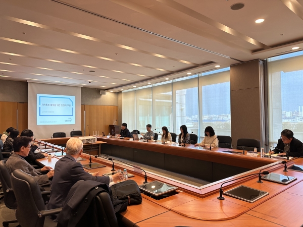 인하대학교 국제관계연구소 K학술확산연구센터가 주최한 ‘재외동포 협력을 위한 인천의 구상’ 주제 콜로키움에서 참석자들이 토론을 하고 있다.