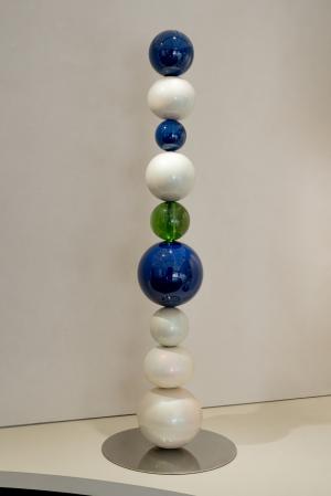 진귀원, 「Strand」, 투명 레진, 스테인레스 스틸, FRP에 우레탄 도장, 2025