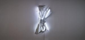 안형남, 「빛이 있으라 (Let There be Light)」 , 알루미늄, 스테인리스강, 네온, 에나멜 페인트, 2021